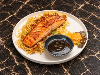 KI-generiertes Beispielbild: Gegrillter Lachs