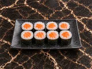 KI-generiertes Beispielbild: Lachs Maki (8 Stk.)