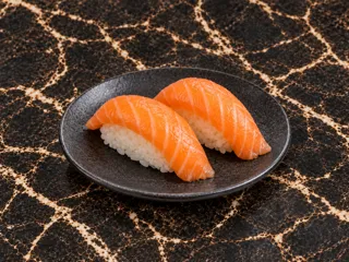 KI-generiertes Beispielbild: Lachs Nigiri (2 Stk.)