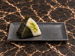 KI-generiertes Beispielbild: Avocado Onigiri