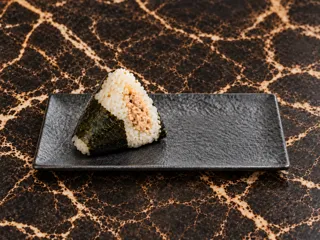 KI-generiertes Beispielbild: Tuna Onigiri