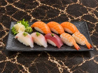 KI-generiertes Beispielbild: Sushi Set Mittel (8 Stk.)