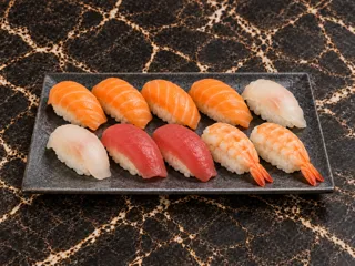 KI-generiertes Beispielbild: Sushi Set Gross (10 Stk.)