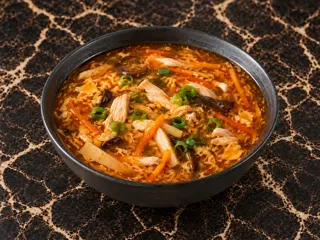 KI-generiertes Beispielbild: Pikante Suppe